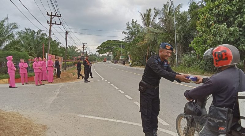 Personel Brimob Dan Bhayangkari Bagi Takjil Gratis Kepada Pengendara ...